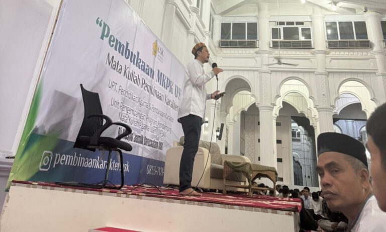 Subuh Berjamaah, 8.000-an Mahasiswa Baru USK Awali MKPK I untuk Membangun Generasi Berkarakter dan Sehat Mental