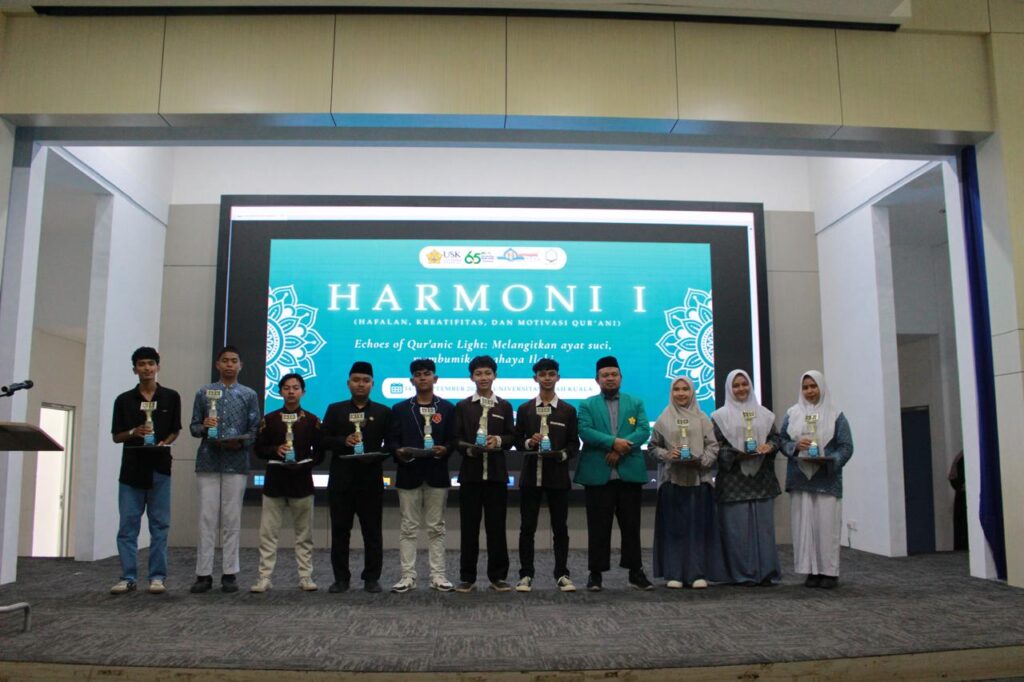 Penutupan HARMONI 1 UKM Rumah Qur’an Darussalam USK oleh Wakil Rektor III USK Bidang Kemahasiswaan dan Kewirausahaan, Prof. Dr. Rina Suryani Oktari, S.Kep., M.Si., bersama peserta dan panitia kegiatan.