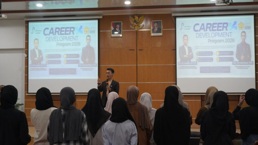 Mahasiswa tingkat akhir dan alumni Universitas Syiah Kuala mengikuti Career Development Program 2026 bersama Softskill Academy untuk meningkatkan keterampilan dan kesiapan menghadapi dunia kerja di Aula Moot Court Fakultas Hukum USK, Banda Aceh.