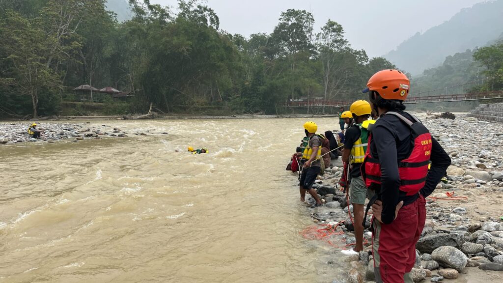 Pelatihan manajemen bencana dan penyelamatan di air oleh UKM PA Leuser USK dan HAkA bersama anggota LPHD Gembulo di Desa Agusen, Gayo Lues.