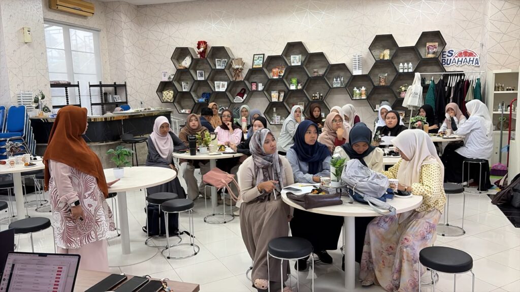 Pelatihan peningkatan keterampilan pengelolaan usaha dan literasi keuangan bagi mahasiswa dan alumni USK bersama CCEP Indonesia melalui Program Bina Kuliner Nusantara 2026.