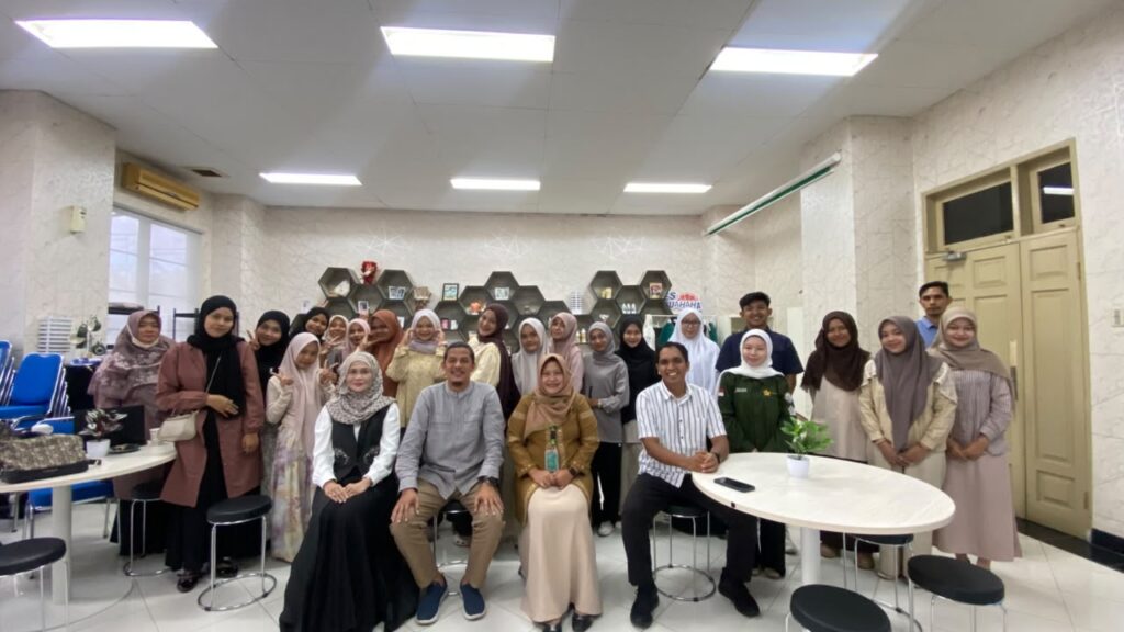 Pelatihan Akselerasi Marketing Digital mahasiswa dan alumni USK bersama CCEP Indonesia dalam Program Bina Kuliner Nusantara 2026 di Gedung Flamboyan AAC Dayan Dawood.