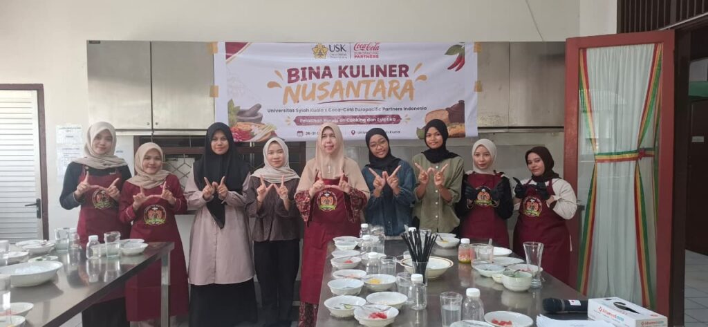 Peserta Program Bina Kuliner Nusantara 2026 USK mengikuti praktik pembuatan minuman kreatif dalam kegiatan Hands-On Cooking Beverage bersama instruktur Yuli Heirina Hamid di FKIP Universitas Syiah Kuala.