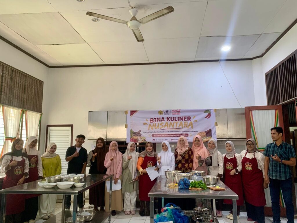 Peserta Program Bina Kuliner Nusantara 2026 USK mengikuti praktik pembuatan minuman kreatif dalam kegiatan Hands-On Cooking Beverage bersama instruktur Yuli Heirina Hamid di FKIP Universitas Syiah Kuala.