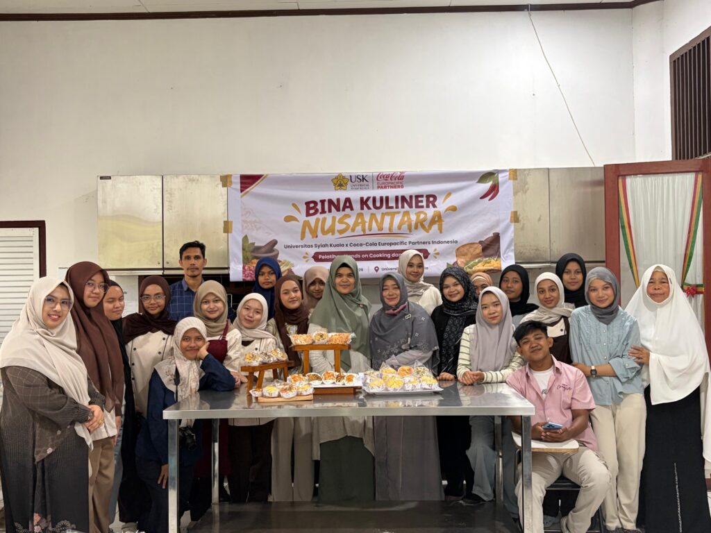 Peserta Program Bina Kuliner Nusantara 2026 Universitas Syiah Kuala mengikuti praktik pembuatan roti tawar dan roti manis dalam kegiatan Hands-On Cooking Bakery bersama instruktur di FKIP USK.