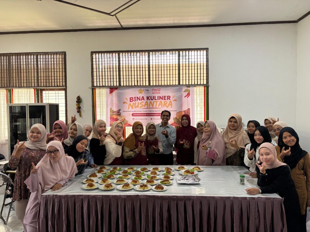 Mahasiswa dan alumni Universitas Syiah Kuala mengikuti pelatihan Hands-On Cooking One Dish Meal dengan praktik pembuatan mie saus dan spaghetti bolognese bersama instruktur di FKIP USK, Banda Aceh.